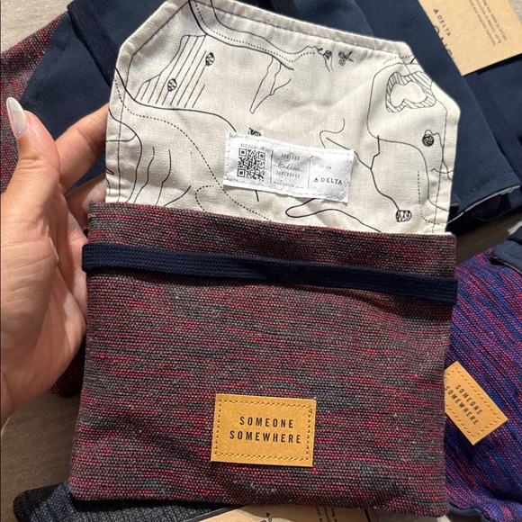 8 Delta travel pouches - Picture 2 of 3